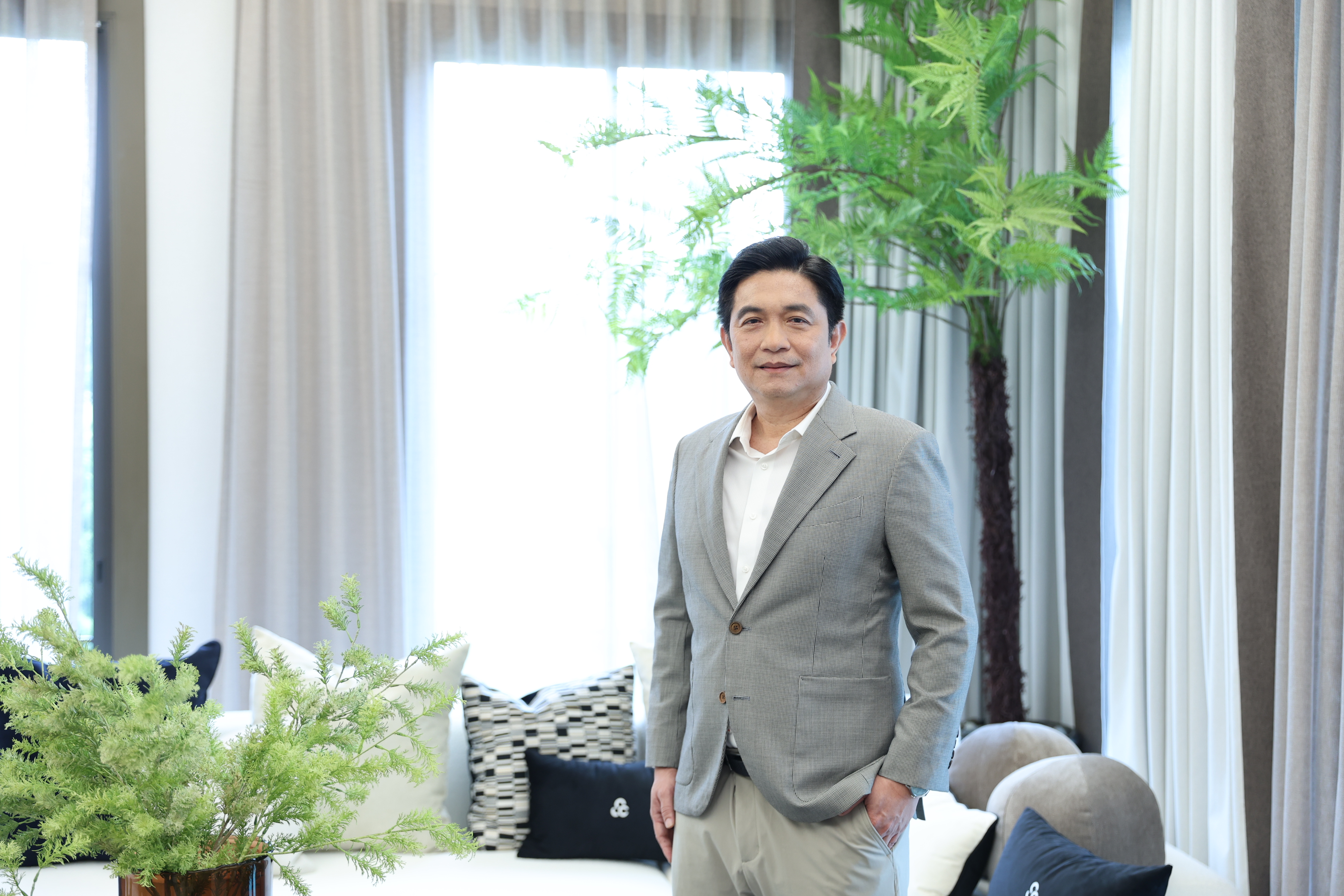 คุณมงกุฎ เตโชฬาร.JPG