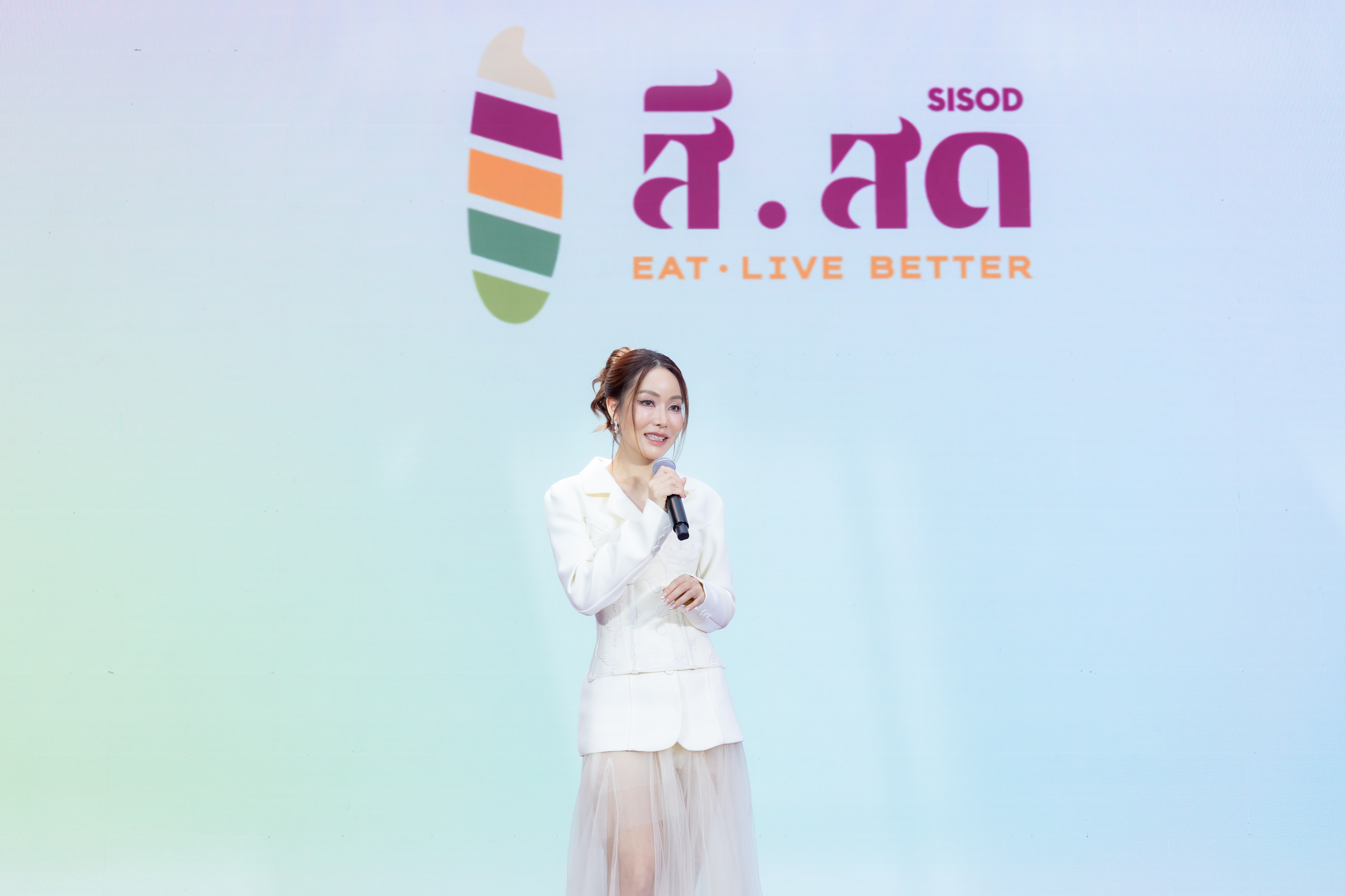 คุณวัชรา ลี้โกมลชัย ประธานเจ้าหน้าที่บริห.jpg