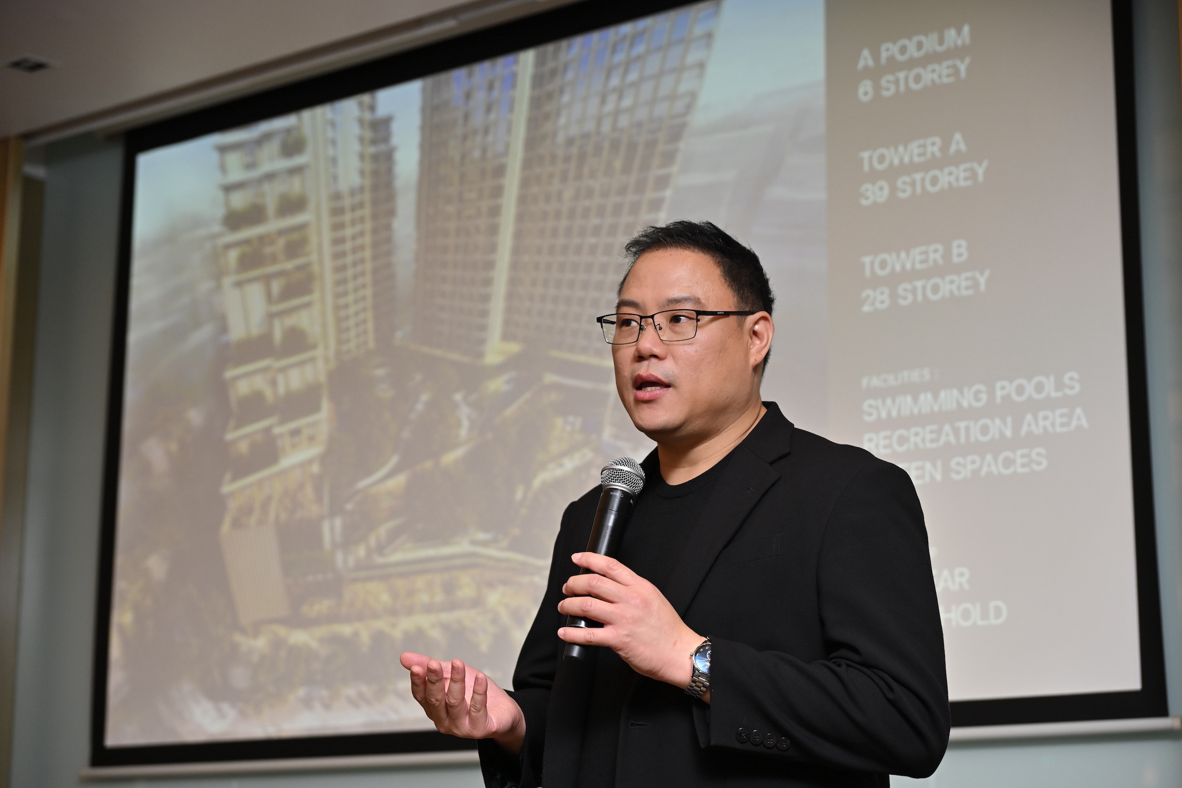 นายอนวัช ฉัตรศิริกุล ผู้บริหาร A Asset.JPG