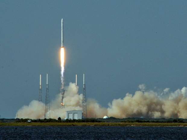 ภาพกระสวยอวกาศ Falcon9 ขณะกำลังระเบิด (ภาพจาก AFP)