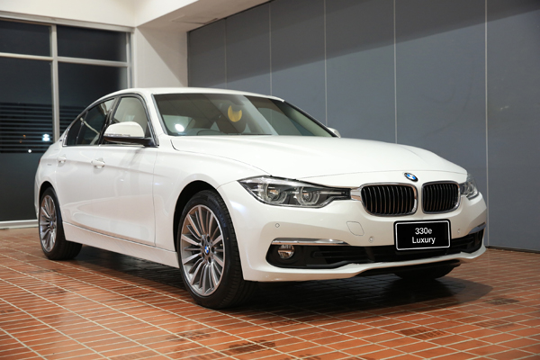 bmw-330e-luxury-new