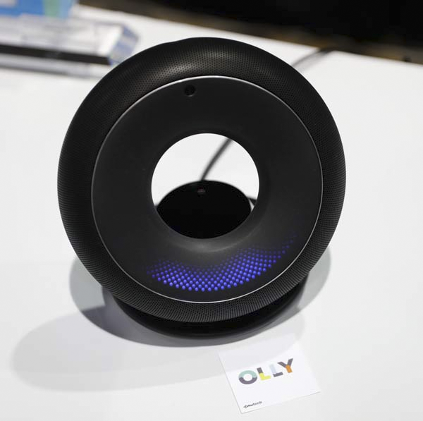 emotech ลำโพงผู้ช่วยส่วนตัวของบริษัท Olly สามารถตอบโต้กับผู้ใช้ตามอารมณ์และความชอบส่วนตัวที่ต่างกัน