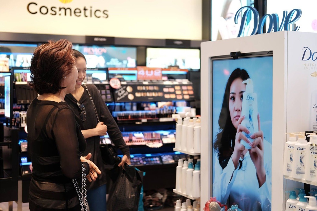 1_DovexBeautyBloggerLiveChatKiosk-1