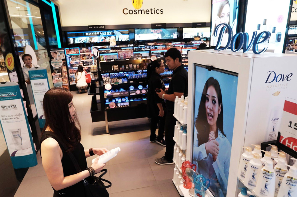 2_DovexBeautyBloggerLiveChatKiosk-1-copy