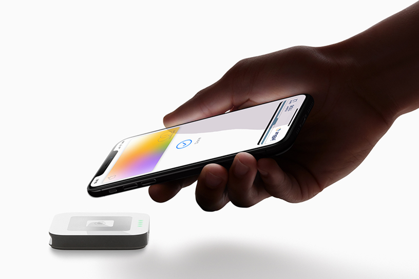 Apple-Card_hand-iPhoneXS-payment_032519_big.jpg.large_