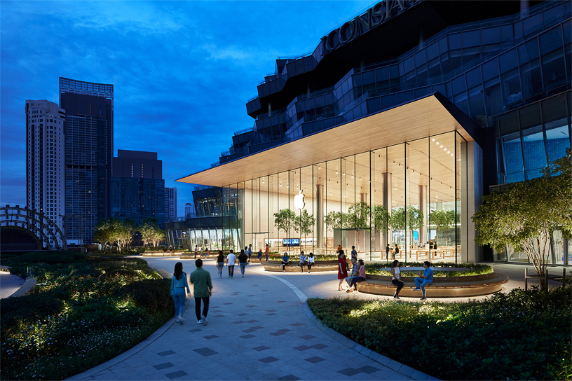 apple-bangkok_store-opening-exterior_11072018_big.jpg.large_