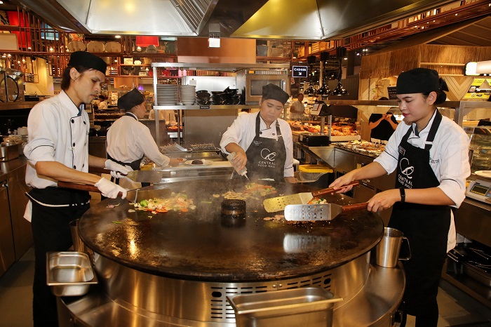 8.ภาพการทำอาหารภายในDeli-Bar