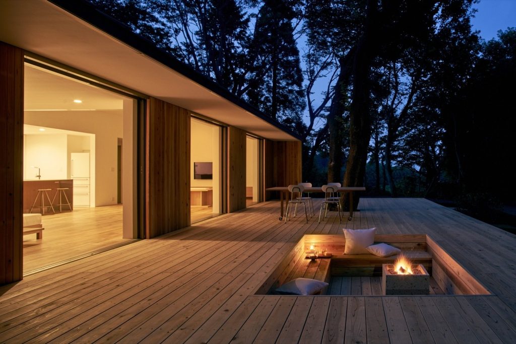 the-recessed-area-in-the-wooden-deck-can-be-used-for-a-fire-pit-or-a-vegetable-garden-1024x683