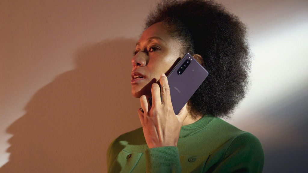 Xperia-1-II-Lifestyle-Purple-1024x576
