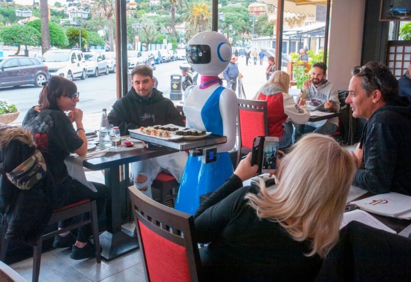 working Xiao ai robot waiters. Gran caff� rapallo. rapallo