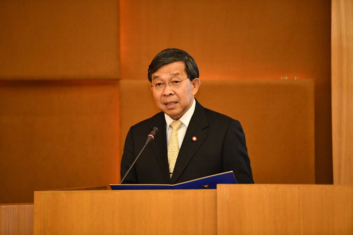 3.รศ.สรนิต