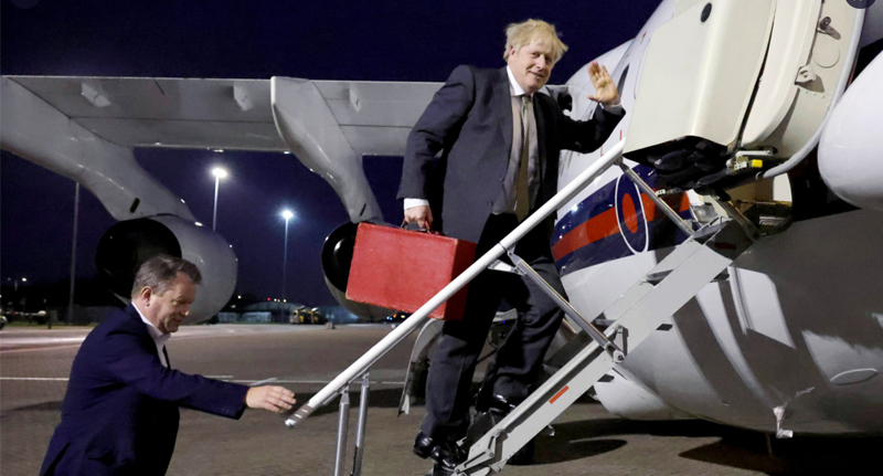 Boris-Johnson-leaving-for-brussels