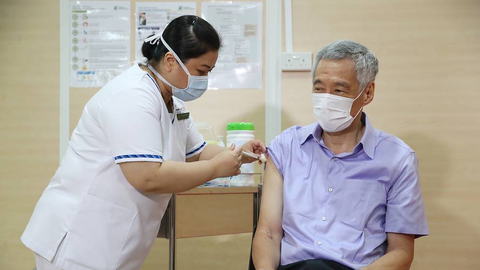 pm-lee-hsien-loong-sgh-covid-19-vaccine-shot
