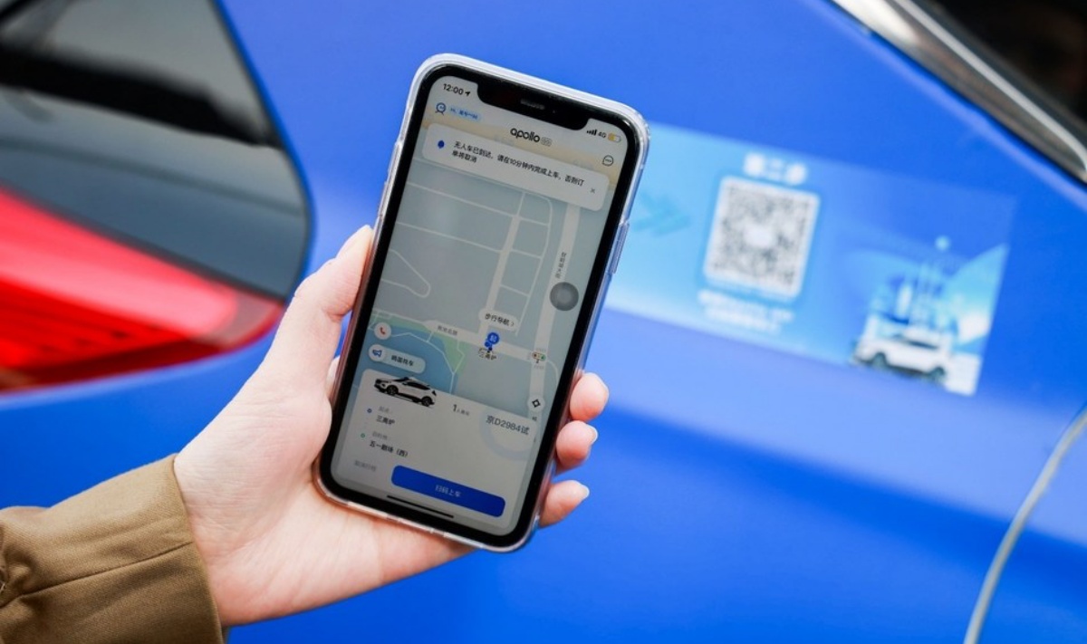 Users_hailing_a_fully_driverless_robotaxi_Apollo_Go_App