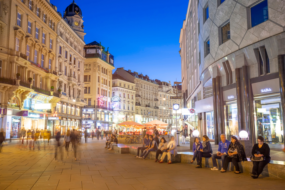 Vienna,,Austria,-,April,26,,2015:,People,Visit,Graben,In