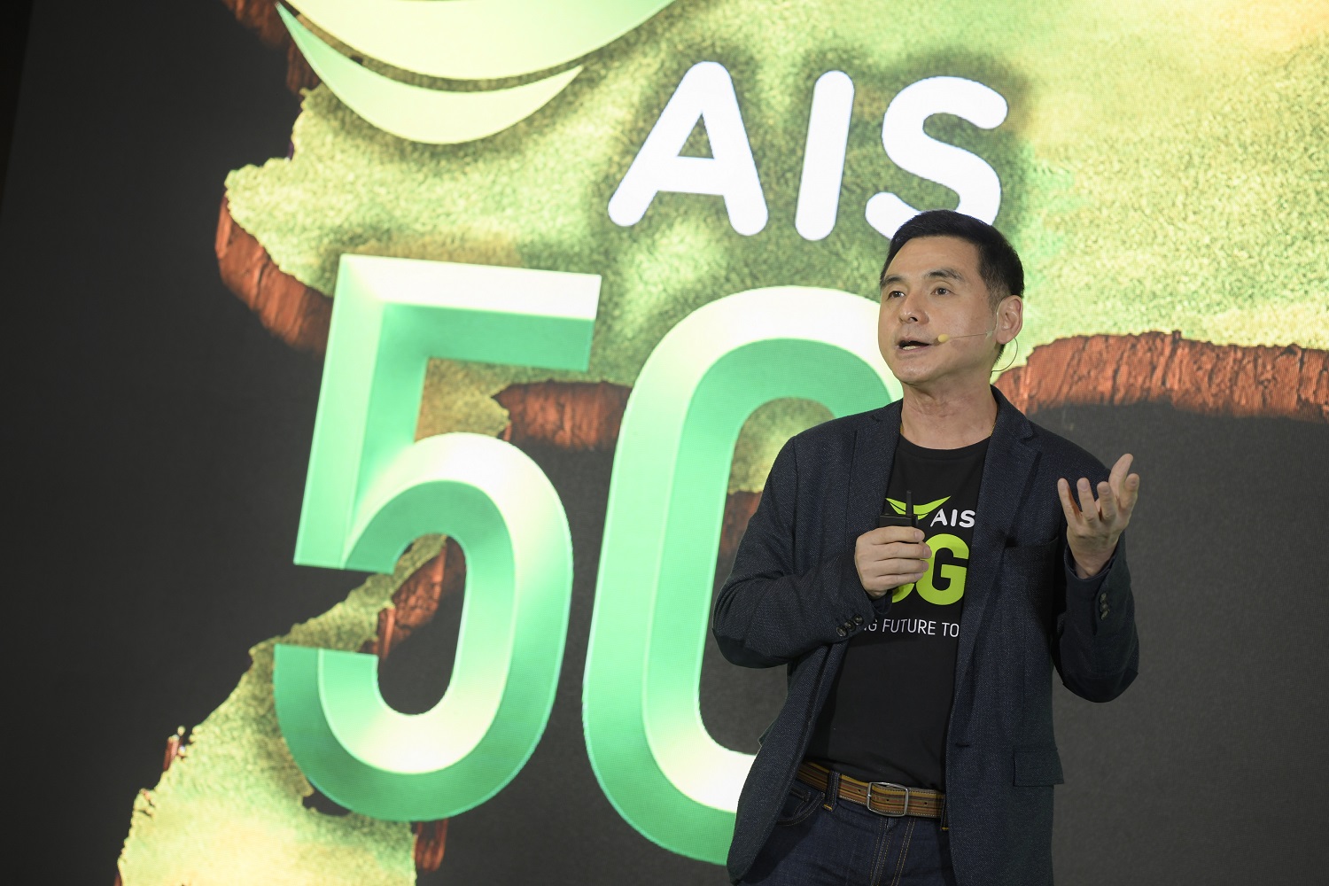 Pic-07-สมชัย-เลิศสุทธิวงค์-CEO-AIS