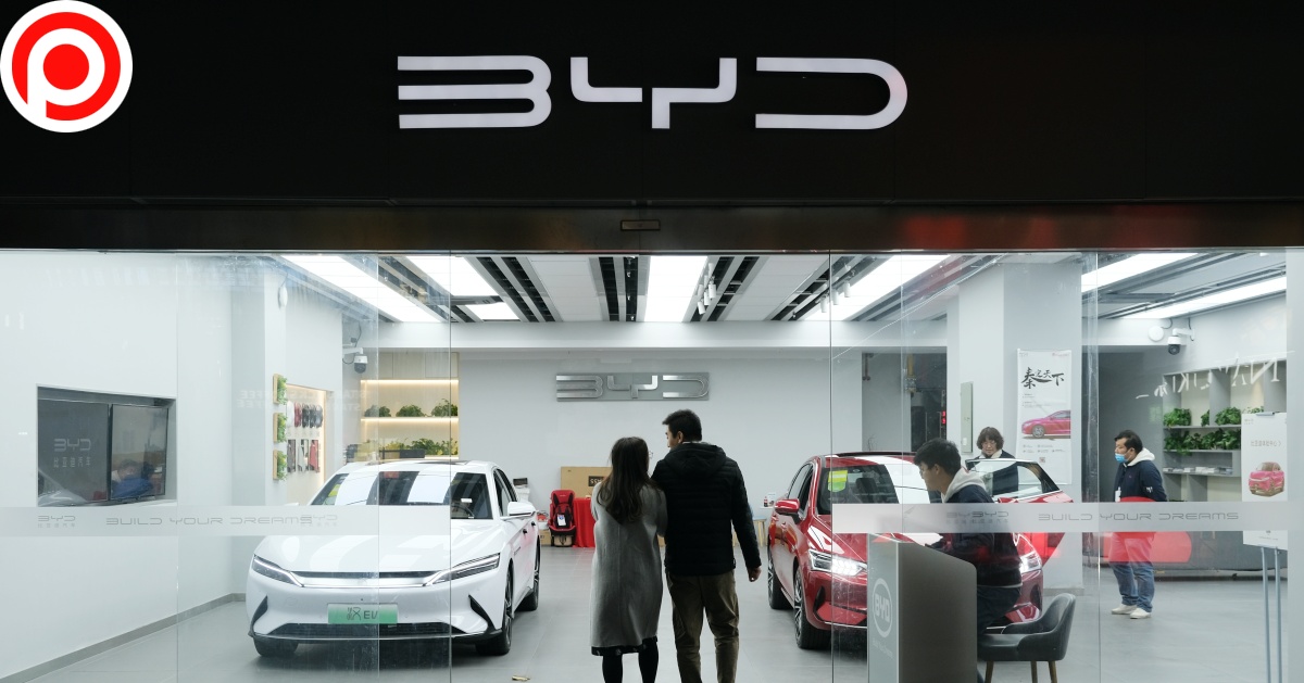 Shanghai.china-nov.27th,2021:,Byd,Ev,Car,Store,And,Customers.,Byd,Is
