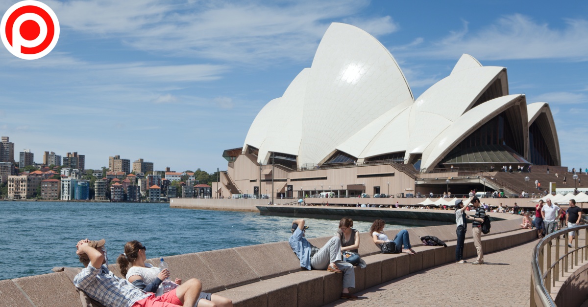 Sydney,-,December,15:,Tourists,,And,The,Iconic,Sydney,Opera