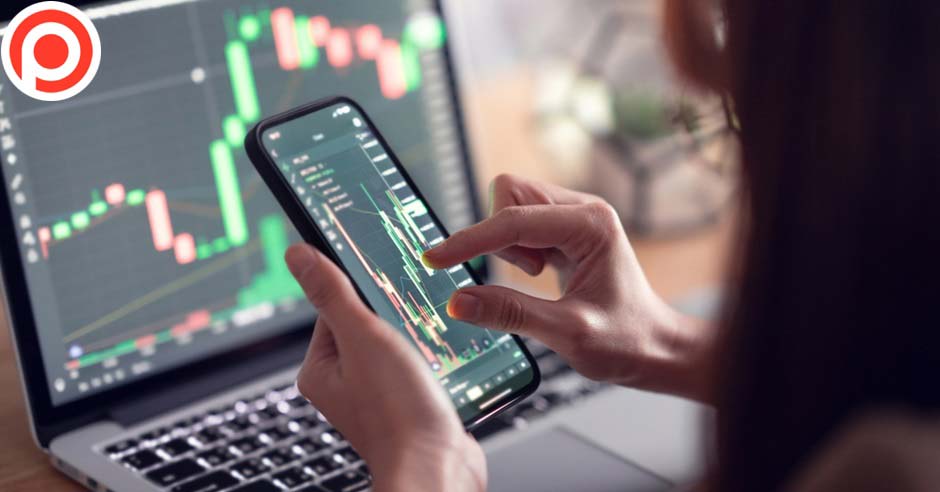 Closeup,-,Woman,Is,Checking,Bitcoin,Price,Chart,On,Digital