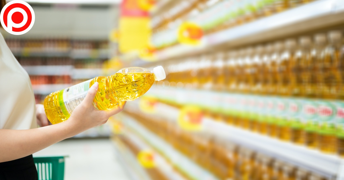 Woman,Buying,Cooking,Oil,In,Supermarket