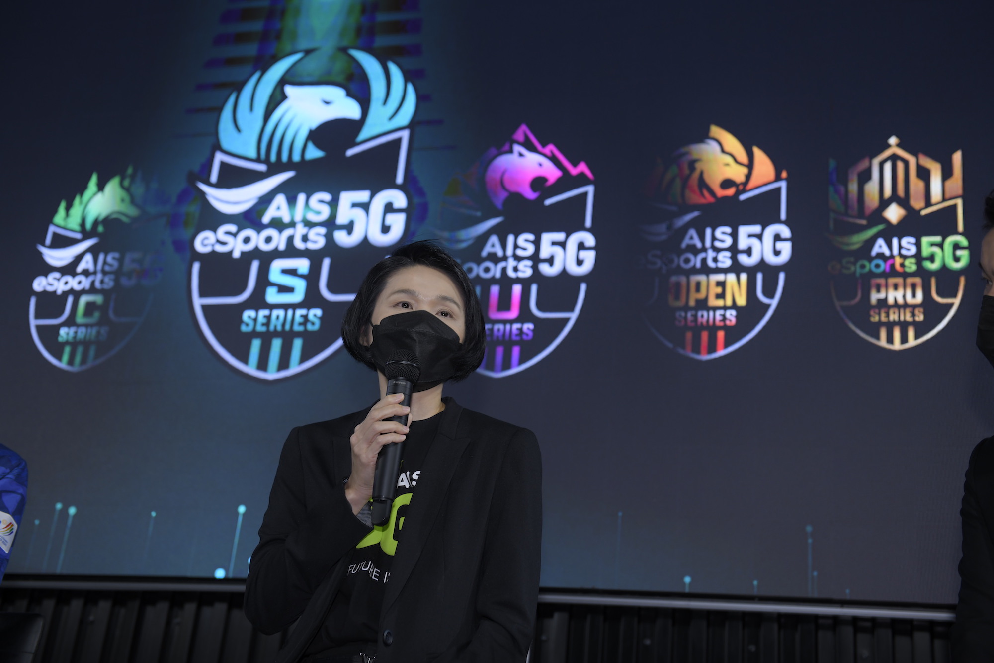 รุ่งทิพย์-AIS