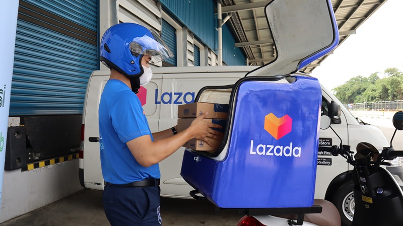 Indonesian-rider-getting-ready-for-the-days-delivery