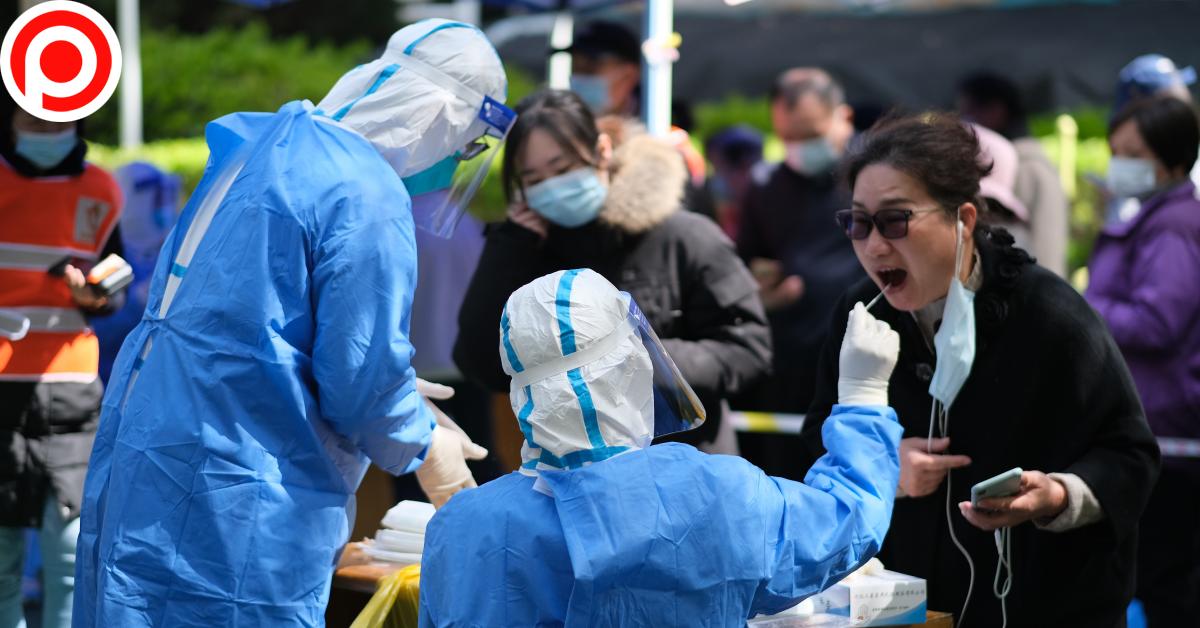 Shanghai,china-march,24th,2022:,Heath,Worker,Collecting,Swab,Sample,From,Residents