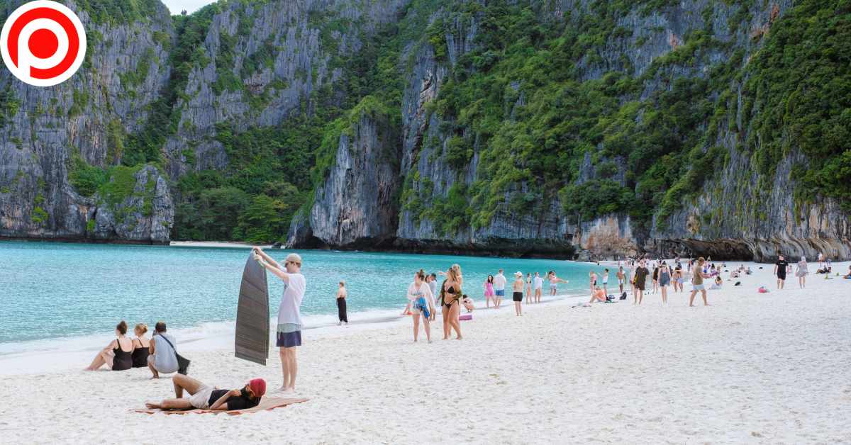 People On The Beach Koh Phi Phi Thailand นักท่องเที่ยว
