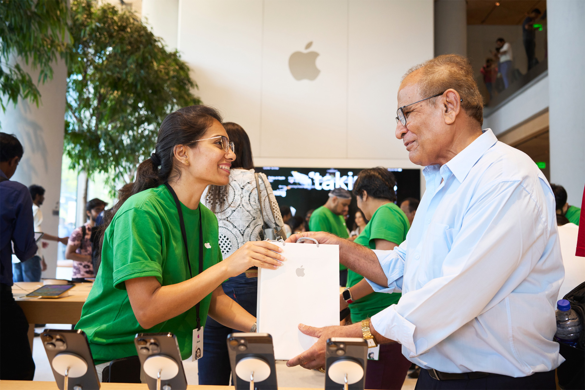 Apple-Mumbai01