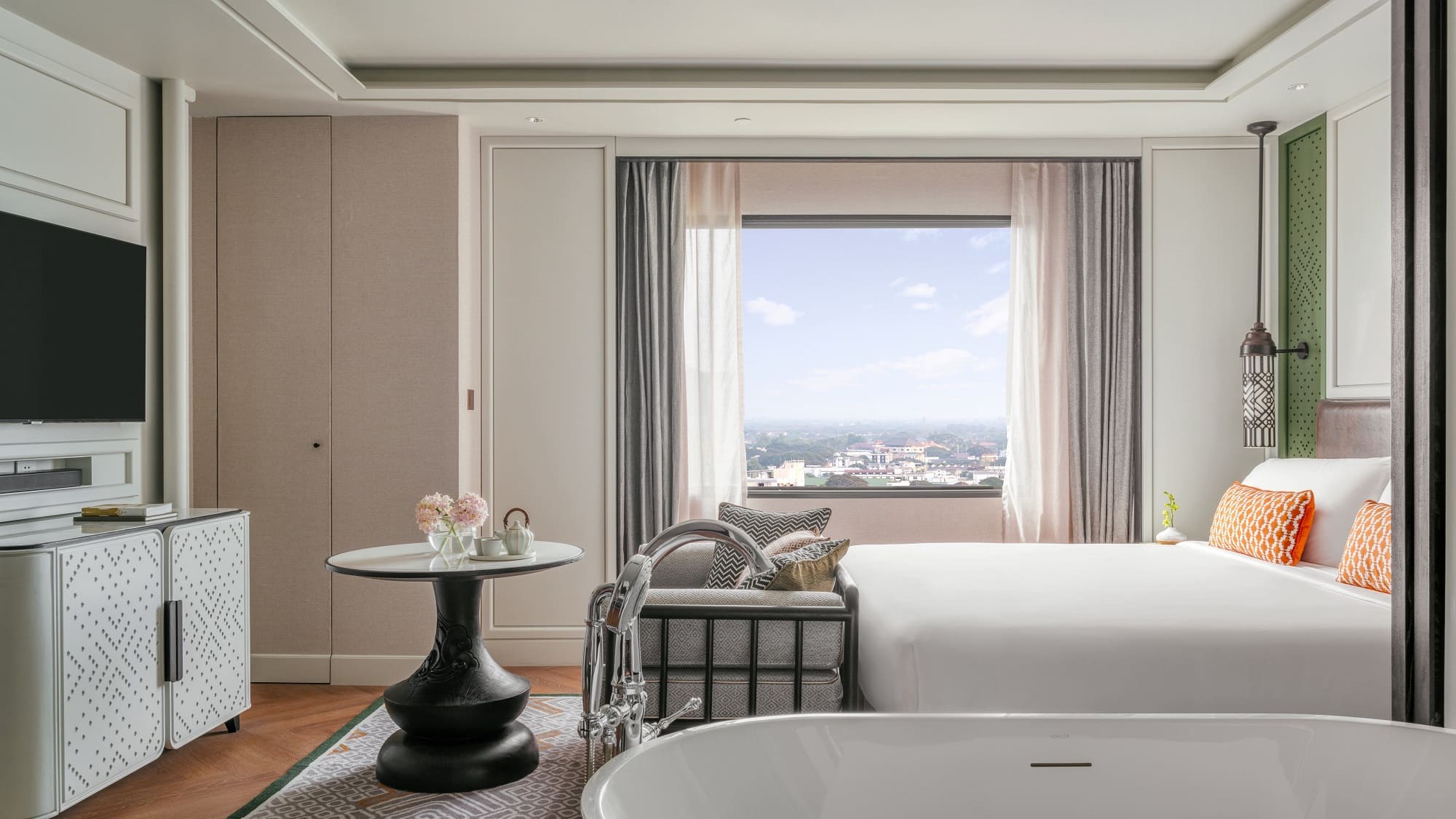 Classic-King-Bathroom-City-View_resize