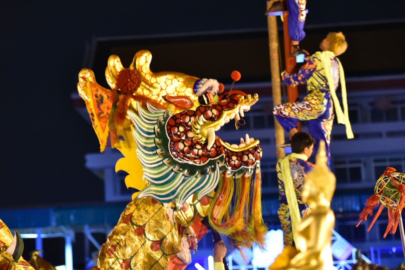 สิงโตปีนเสา