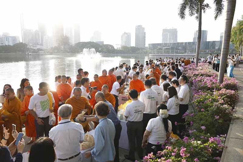 005-ทำบุญตักบาตร