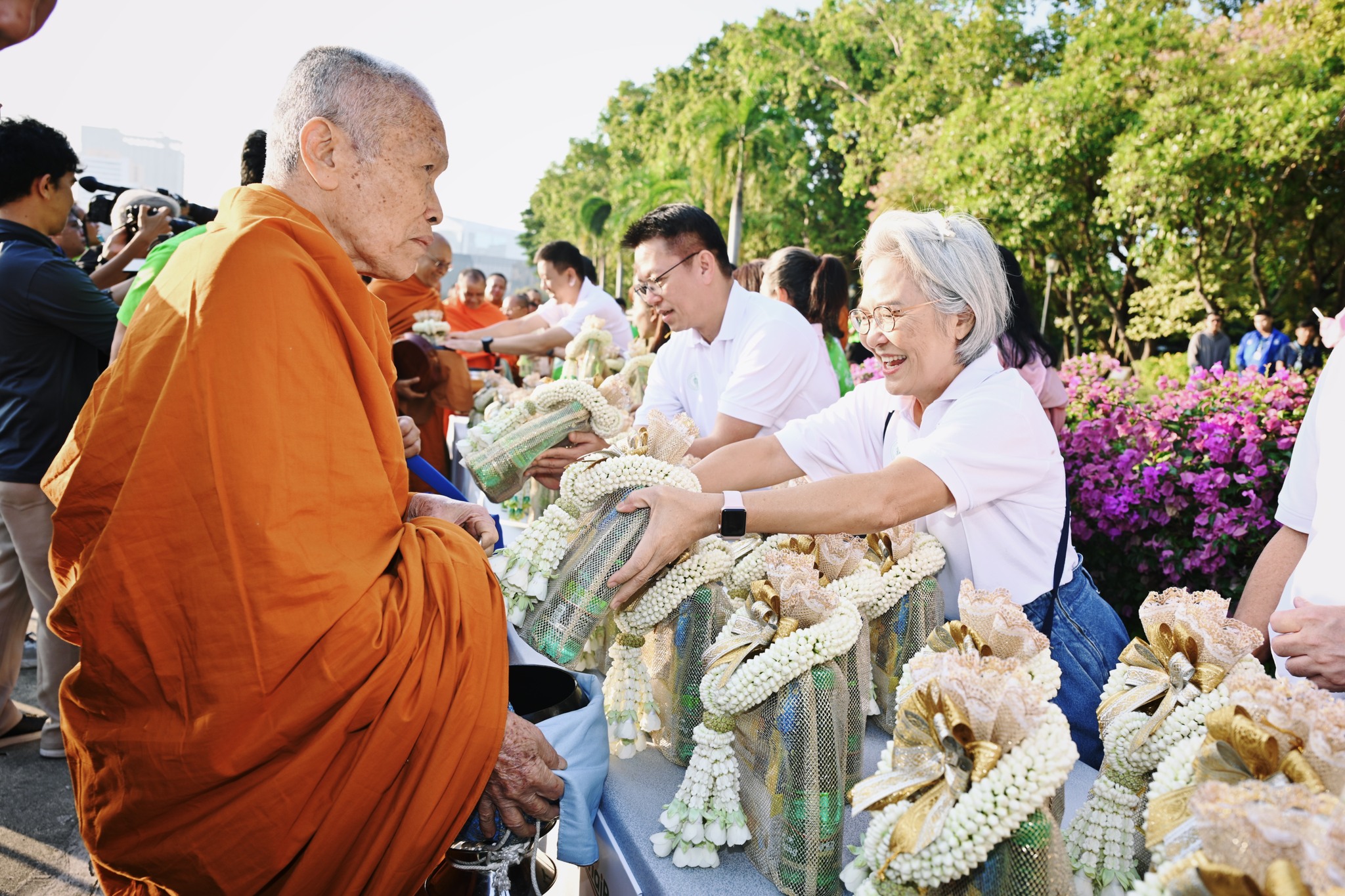 ทำบุญตักบาตร-3