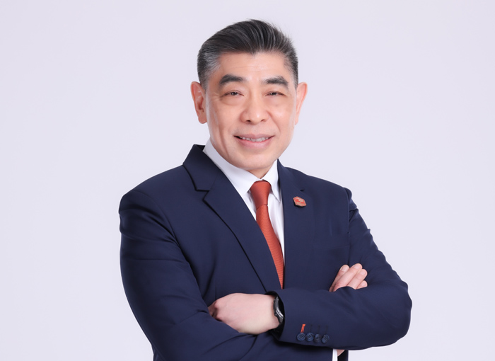 นายกมลภพ