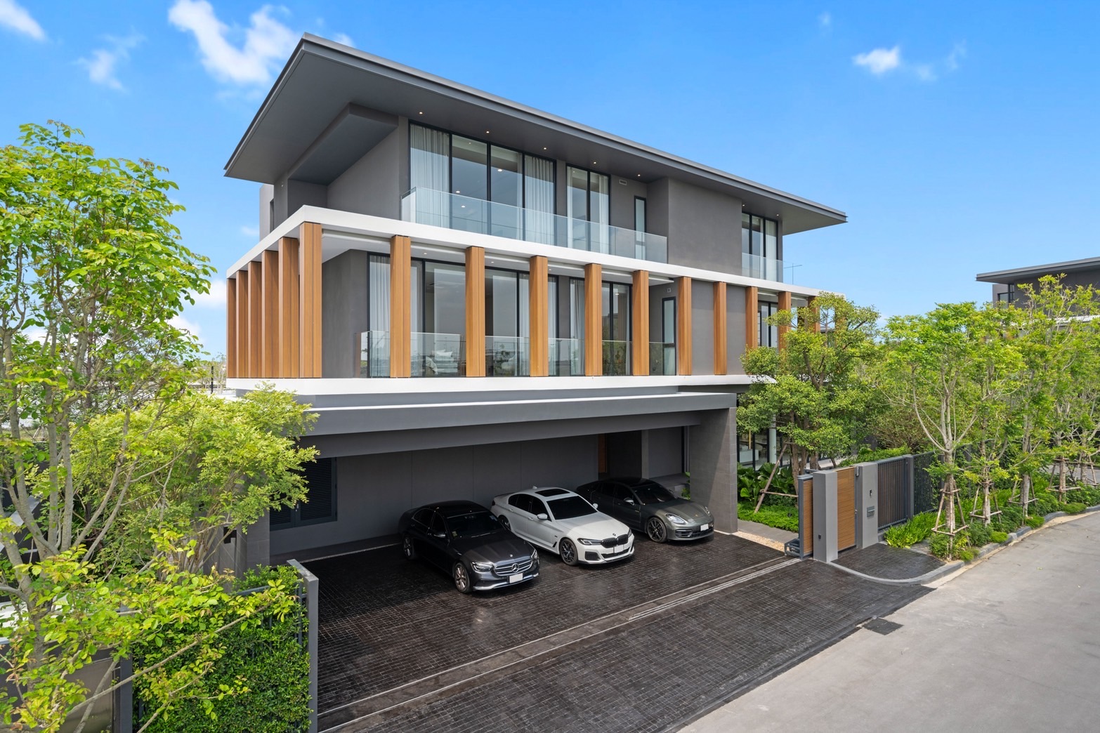 ชาญอิสสระ บ้านหรู บ้าน100ล้านบาท