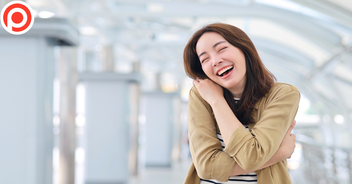 Beautiful,Asian,Woman,In,Casual,Style,Standing,Hugging,Herself,,positive