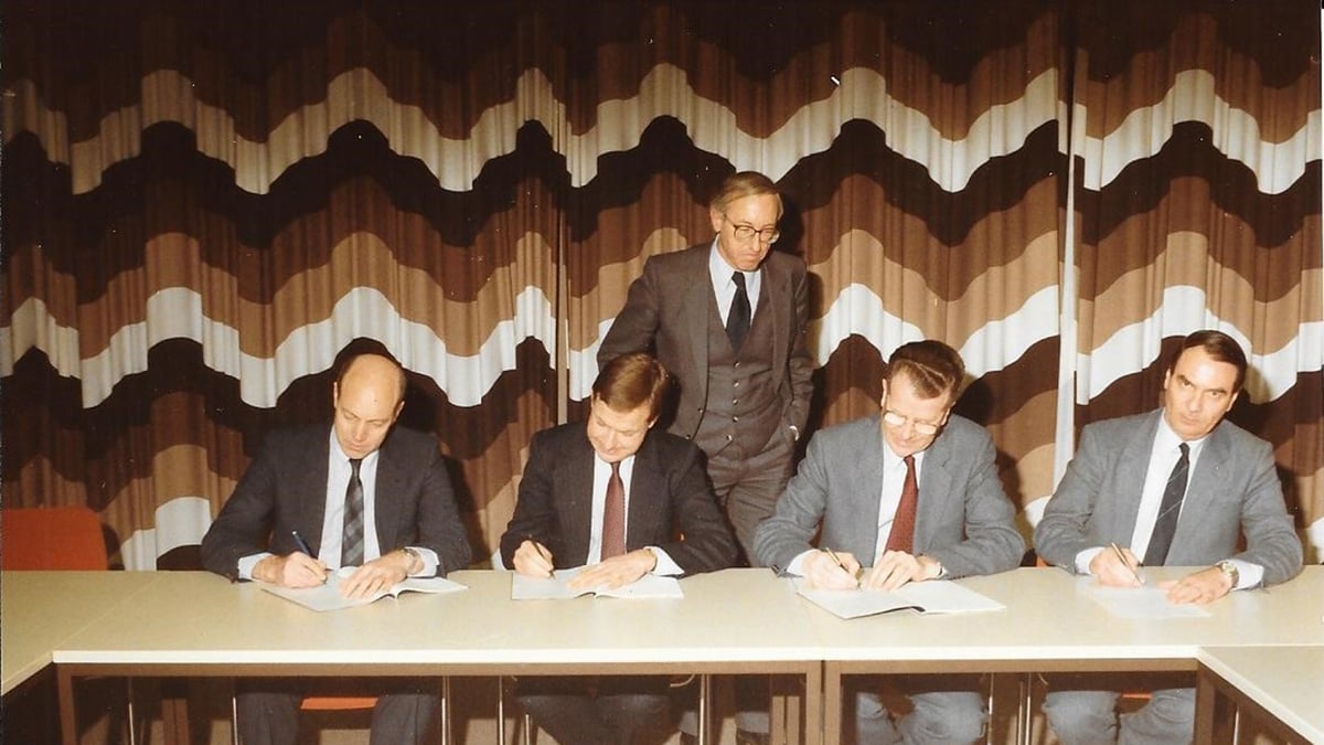 000061-signingjointventure1984-crop