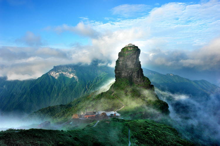 ฟ่านจิ้งซาน (梵净山) คือยอดเขาหลักของเทือกเขาอู่หลิง (武陵山脉) ในประเทศจีน โดยเป็นที่ตั้งของวัดพุทธมาแต่โบราณ จัดเป็น 1 ใน 5 ยอดเขาที่ยิ่งใหญ่แห่งศาสนาพุทธของประเทศจีน (ภาพจากเว็บไซต์ ยูเนสโก)