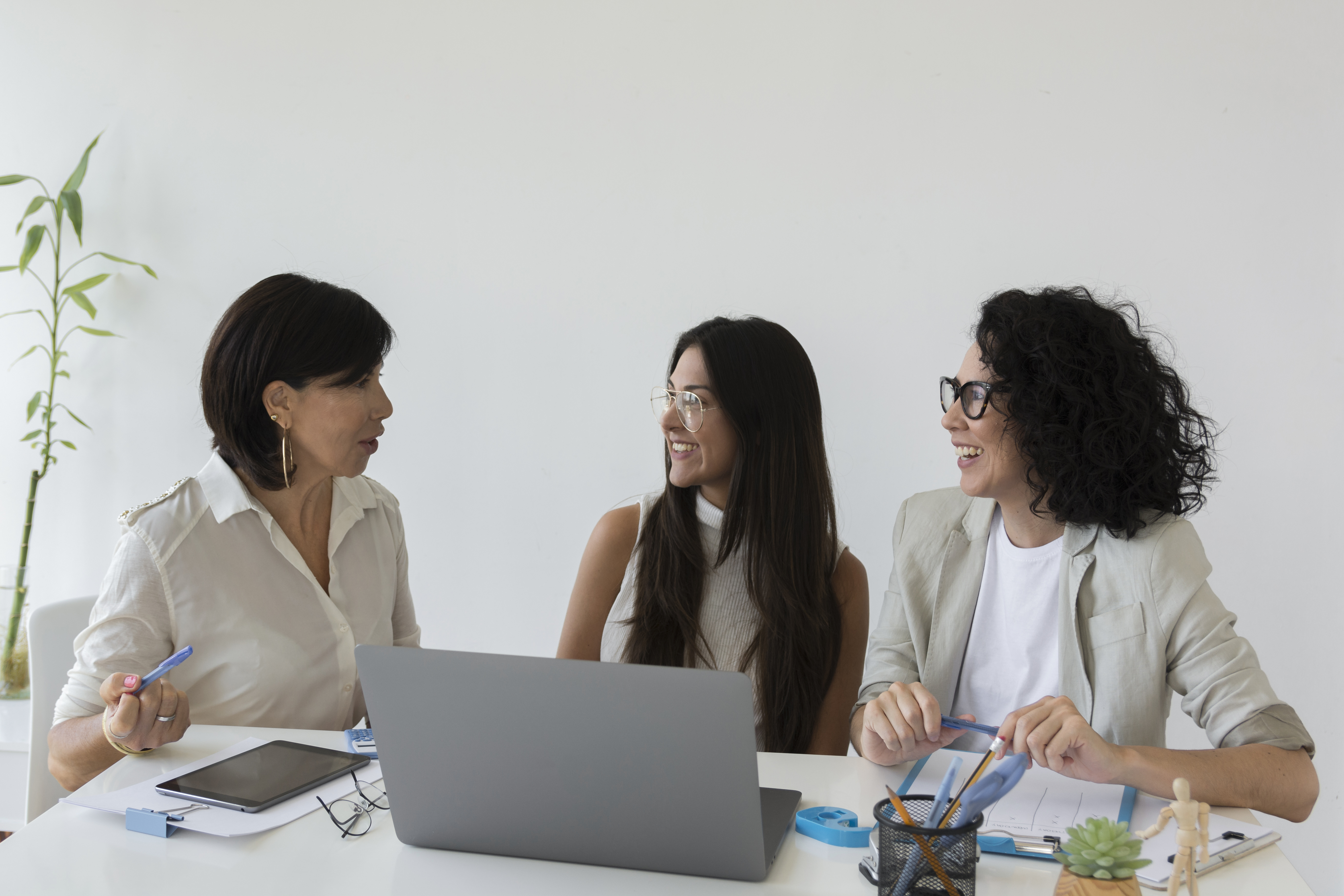 beautiful-modern-women-working-together.jpg