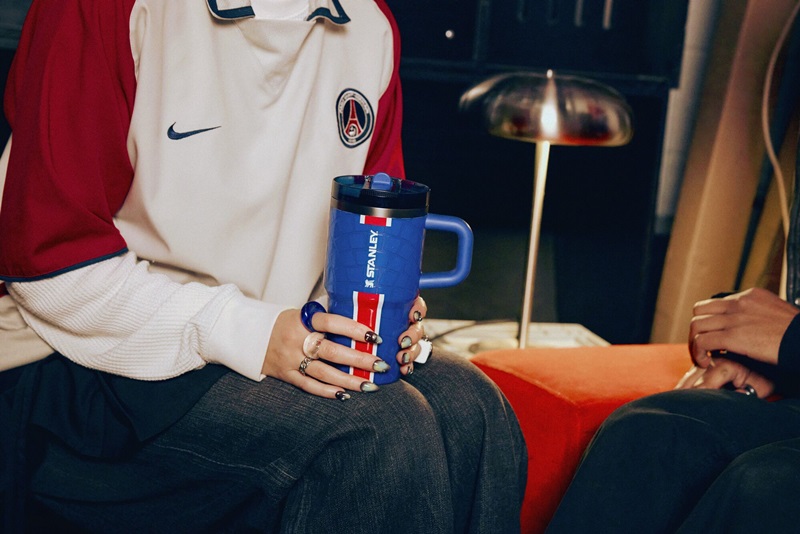Large_JPG-Stanley1913_Stanley1913xParis_Saint-Germain_Nouveau_ProTour_20oz_Lifestyle_1_0.jpg