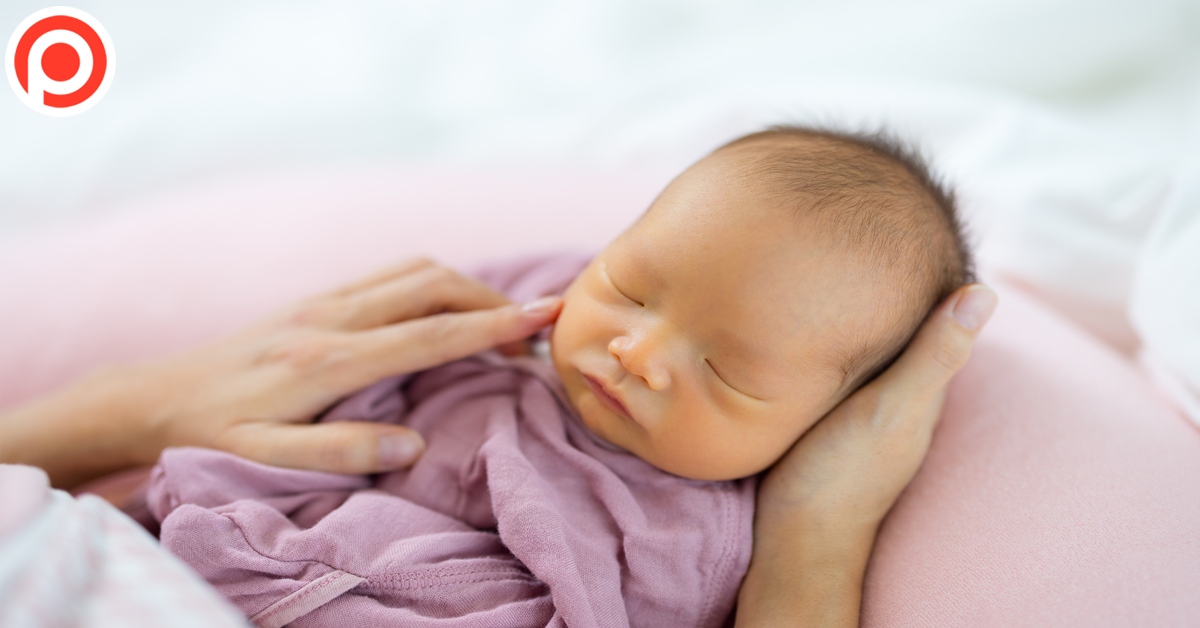 Adorable,New,Born,Baby,Sleep,With,Mommy